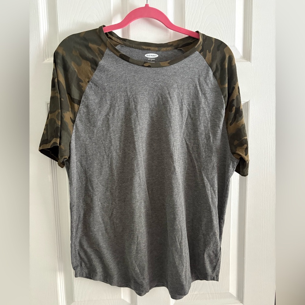 🩵 Old Navy Soft-Washed Raglan Tee (Gray w/ Camo Sleeves) – Bundle 3 for $20